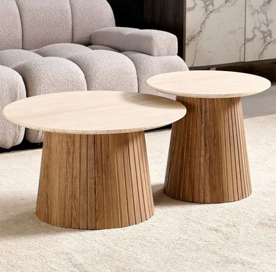 deux tables en bois posées sur un tapis devant un canapé