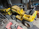 deux tondeuses à gazon et deux tondeuses à gazon dans un garage
