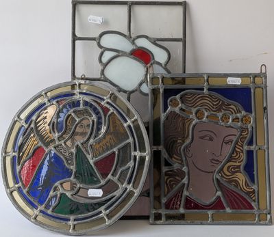 trois vitraux sont posés sur une surface blanche