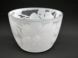 un bol en verre blanc orné d'un motif floral