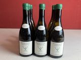 trois bouteilles de vin posées sur une table l'une à côté de l'autre
