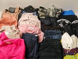 une pile de vêtements posée sur le sol