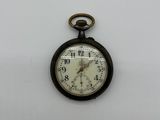 une vieille montre de poche à laquelle est accrochée une chaîne sur le côté