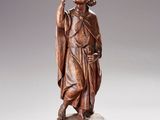 une statue en bois représentant un homme tenant un oiseau au-dessus d'une boîte