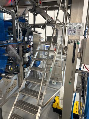 une photo d'un tapis roulant dans une usine