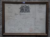 une photo d'un certificat accroché au mur d'un immeuble