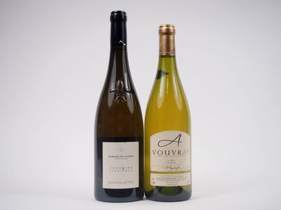 deux bouteilles de vin posées l'une à côté de l'autre sur une surface blanche