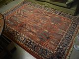 un grand tapis sur le sol d'un salon
