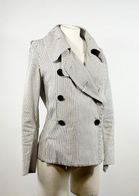 une photo d'une veste de femme sur un mannequin, un mannequin, un mannequin, un mannequin, un mannequin, un mannequin, un manne