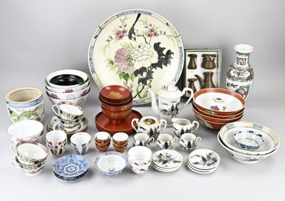 de nombreux types de plats et de tasses en porcelaine sur la table