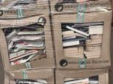 un chariot rempli de livres posé par terre