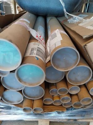 de nombreux rouleaux de papier empilés sur une palette