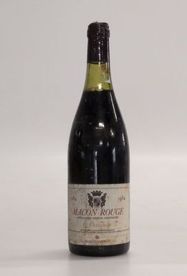 une bouteille de vin posée sur une table