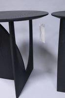 ETHNICRAFT. Paire de tables d'appoint en chêne teinté noir. (photo 3)