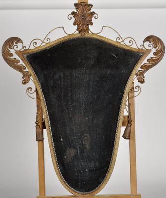 Miroir en forme d'écusson dans un encadrement en fer et tôle… - Photo 1