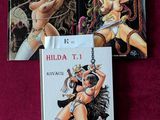 deux livres posés sur un tissu rouge, avec une femme en bikini