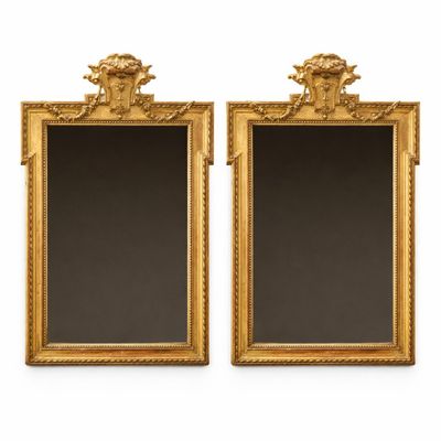 une paire de miroirs anciens à cadre doré sur fond blanc