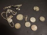 beaucoup de pièces de monnaie et un collier posés sur une table
