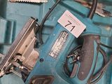 un outil bleu dans un étui bleu sur lequel figure le chiffre 7