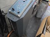 une machine posée à côté d'une boîte de beignets