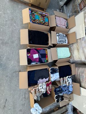 Lot de 10 cartons de vêtements et chaussures assortis – poid…