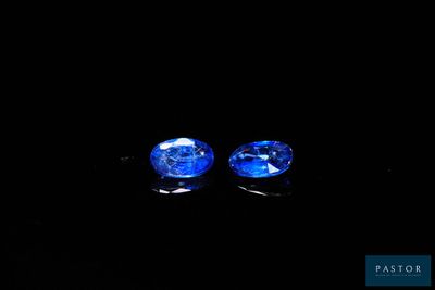 une paire de saphirs bleus sur fond noir