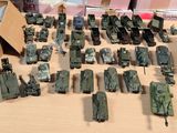 de nombreux véhicules militaires disposés sur une table