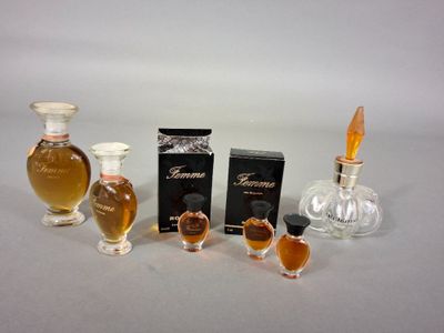 trois petits flacons de parfum posés l'un à côté de l'autre sur une table