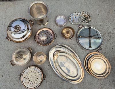 beaucoup de vieux objets en métal qui traînent par terre