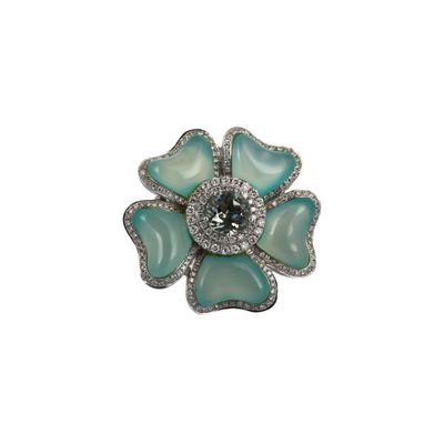 une image représentant une broche en forme de fleur verte ornée de diamants