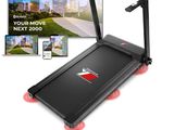 un tapis de course équipé d'une télécommande, avec une image de ville en arrière-plan