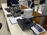 une image représentant un laboratoire équipé d'un microscope et d'autres appareils