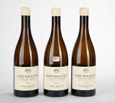 trois bouteilles de vin posées l'une à côté de l'autre sur une table