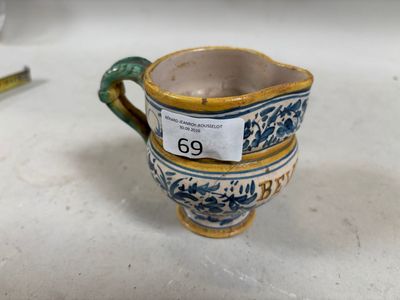 une petite tasse bleue et blanche ornée d'un oiseau