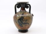 un vase avec un tableau posé sur une table