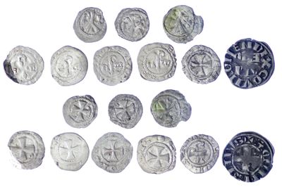 quelques pièces d'argent sont posées sur une surface blanche, sur fond blanc