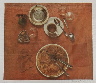 une photo d'une assiette de nourriture posée sur une table