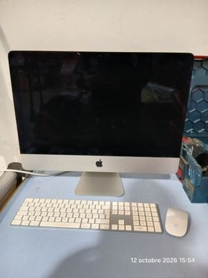 un ordinateur sur un bureau avec un clavier et une souris