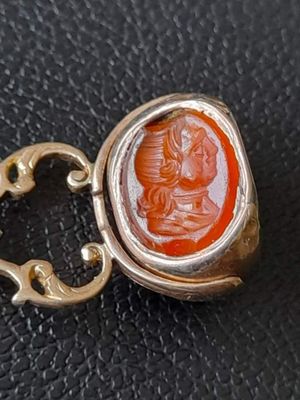 une image représentant une bague en or ornée d'une pierre de cornal au centre