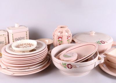 beaucoup d'assiettes et de tasses roses sur la table