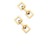 une paire de boucles d'oreilles carrées en or sur fond blanc