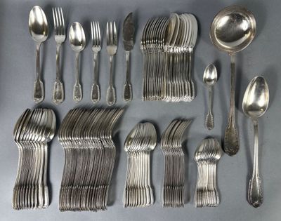 beaucoup de cuillères en argent et de cuillères sur la table