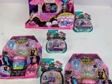 il y a plein de jouets « Littlest Pet Shop » sur la table
