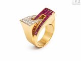 une bague en or jaune ornée d'un rubis et de diamants sertis au centre