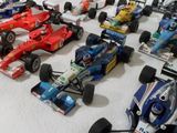 de nombreuses voitures de course alignées sur une table blanche