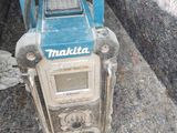 une petite machine posée sur une table