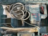 un outil dans une boîte contenant des outils