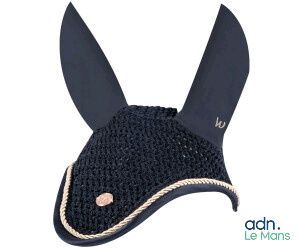 bonnet de lapin noir en tricot avec des oreilles, sur fond blanc
