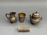 trois théières en métal argenté et une petite boîte en bois