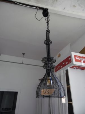 une lumière suspendue au plafond d'une pièce